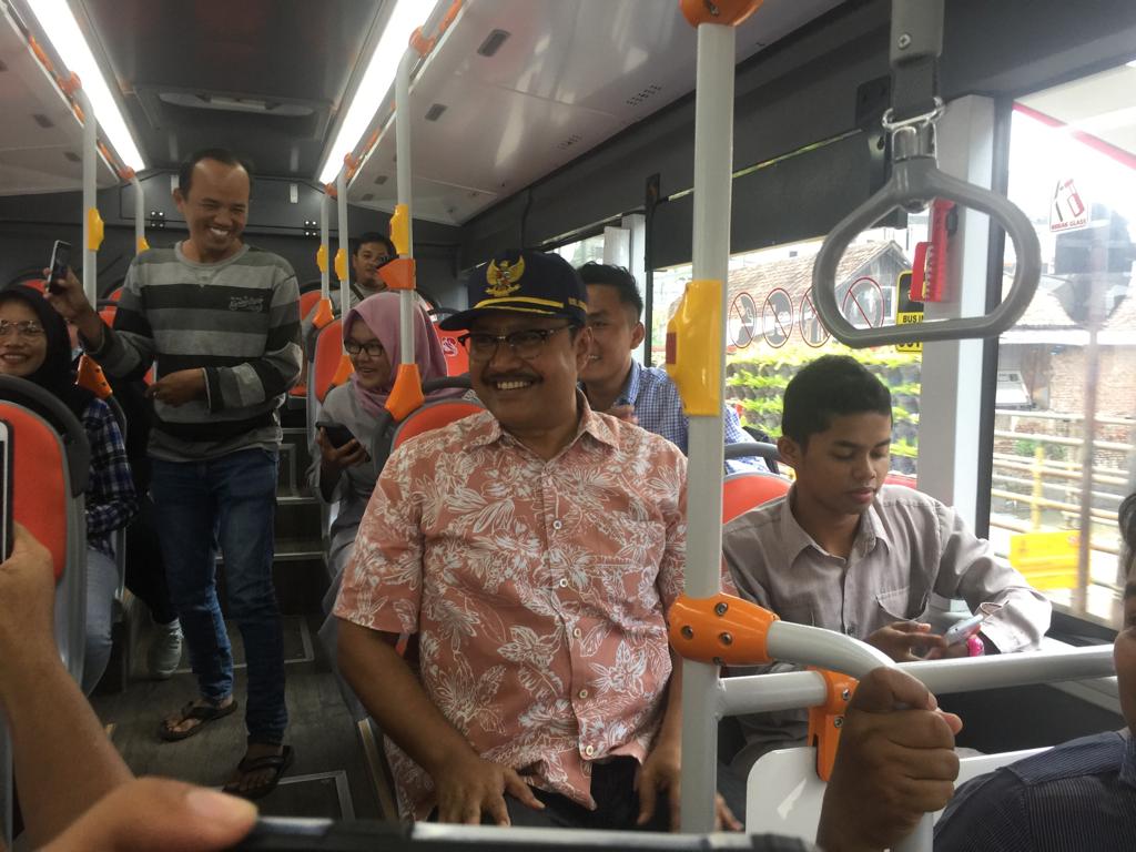 Wagub Jatim Saifullah Yusuf (dua dari kanan) naik Bus Suroboyo dari Terminal Bungurasih ke Jalan Darmo, Surabaya, Rabu, 7 Februari 2019. (Foto: Istimewa)