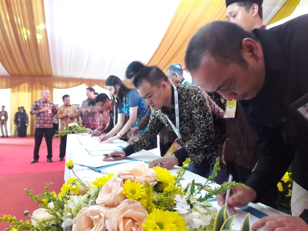 Tanda tangan kerja sama yang dilakukan pihak SMK dan pihak di Industri di kawasan SIER Surabaya, Kamis 7 Februari 2019 (Foto: istimewa) 