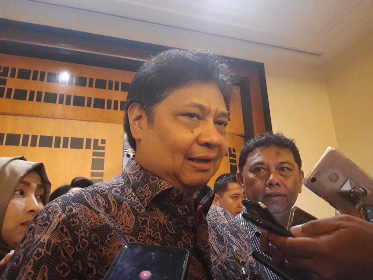 Menteri Perindustrian, Airlangga Hartarto saat diwawancarai wartawan usai pengisi seminar di Hotel Sheraton Surabaya. (Foto: Istimewa)