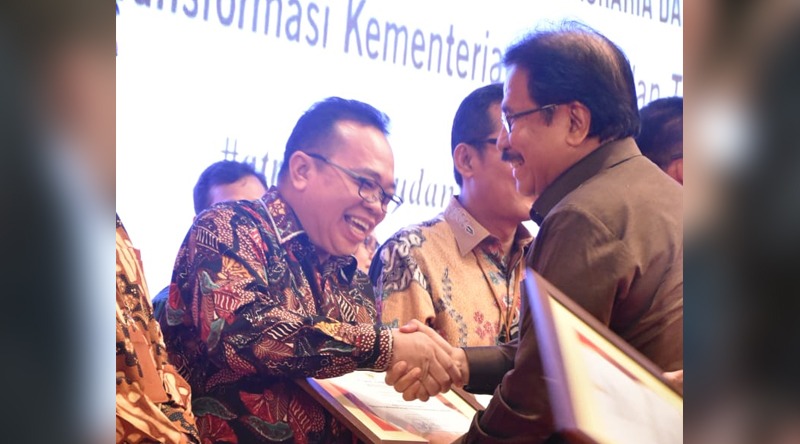 Kepala Kantor Pertanahan Kota Surabaya I, Ir. Muslim Faizi, M.Eng.Sc menerima penghargaan dari Menteri Agraria dan Tata Ruang/Kepala Badan Pertanahan, Sofyan A. Djalil. (Foto: Istimewa)