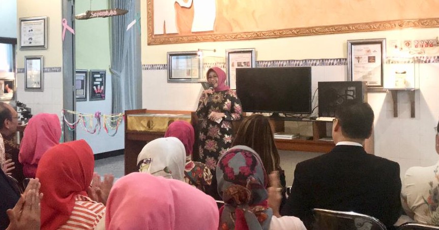 Istri Wakil Gubernur Jawa Timur, Fatma Saifullah Yusuf ketika menjadi pembicara di acara launching Artefak Ruang Sepenuh Asa Kanker Serviks dan Kanker Payudara, Jumat 8 Februari 2019. (Foto: istimewa)
