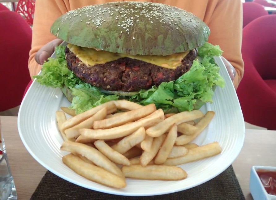 The Grinch Burger, si jumbo pedas amat serasi kalau disajikan dengan kentang goreng (Foto:Pitasari/ngopibareng.id)