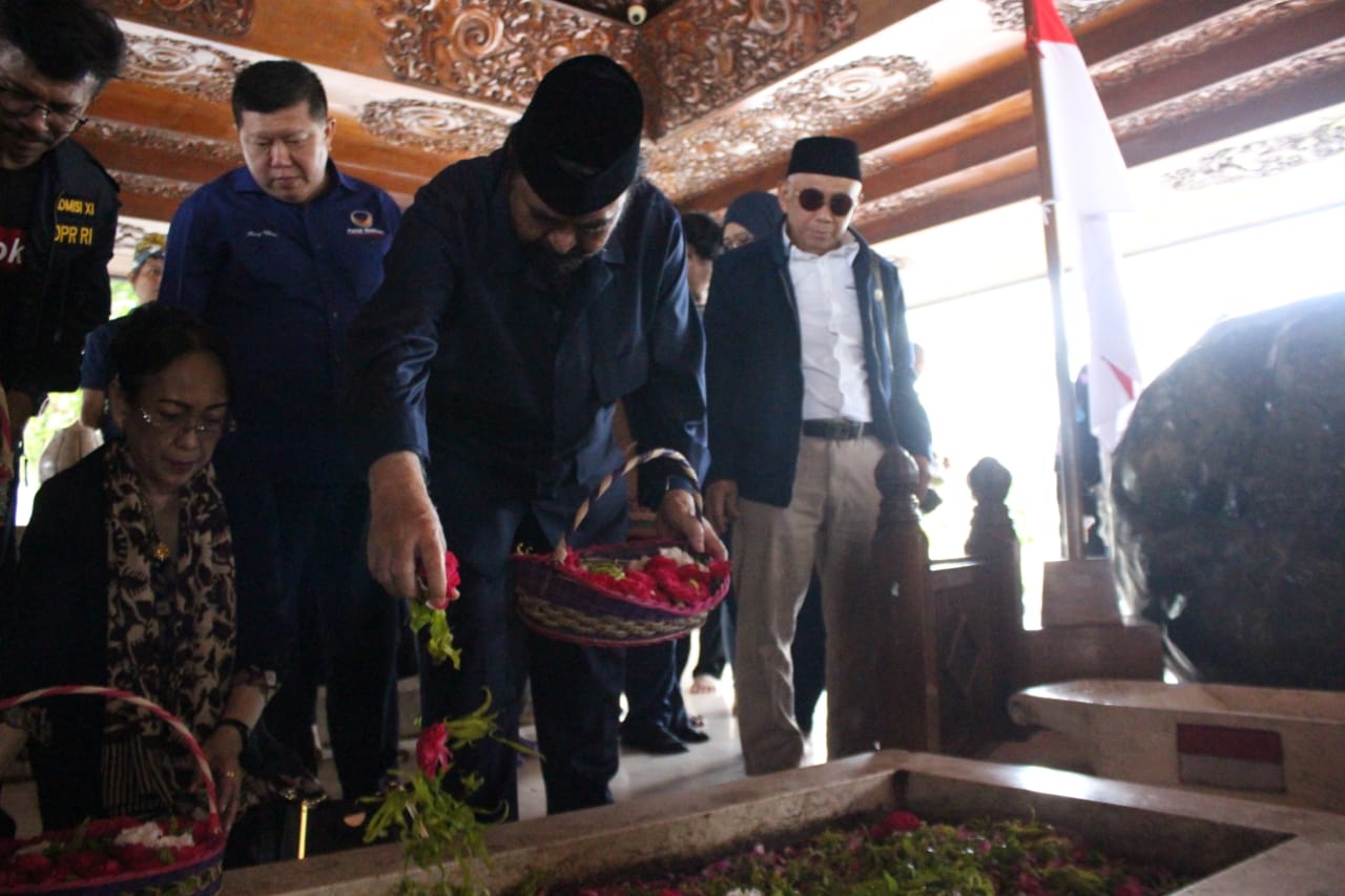 Ketum Nasdem Surya Paloh saat berziarah ke makam Bung Karno, Jumat, 9 Februari 2019. (Foto: istimewa)