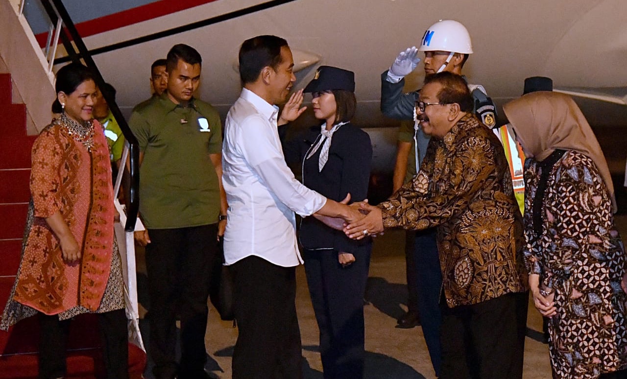 Presiden Joko Widodo saat tiba di Bandara Juanda, Jumat, 8 Februari 2019 malam. (Foto: biro pers Setpres)