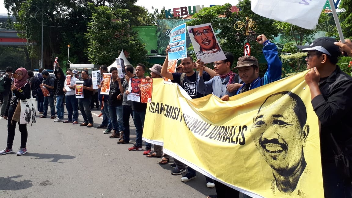 Aksi AJI se-Jawa Timur mendesak pencabutan remisi pembunuh jurnalis, di Surabaya, Sabtu, 9 Februari 2019. (Foto: Dok AJI Surabaya) 