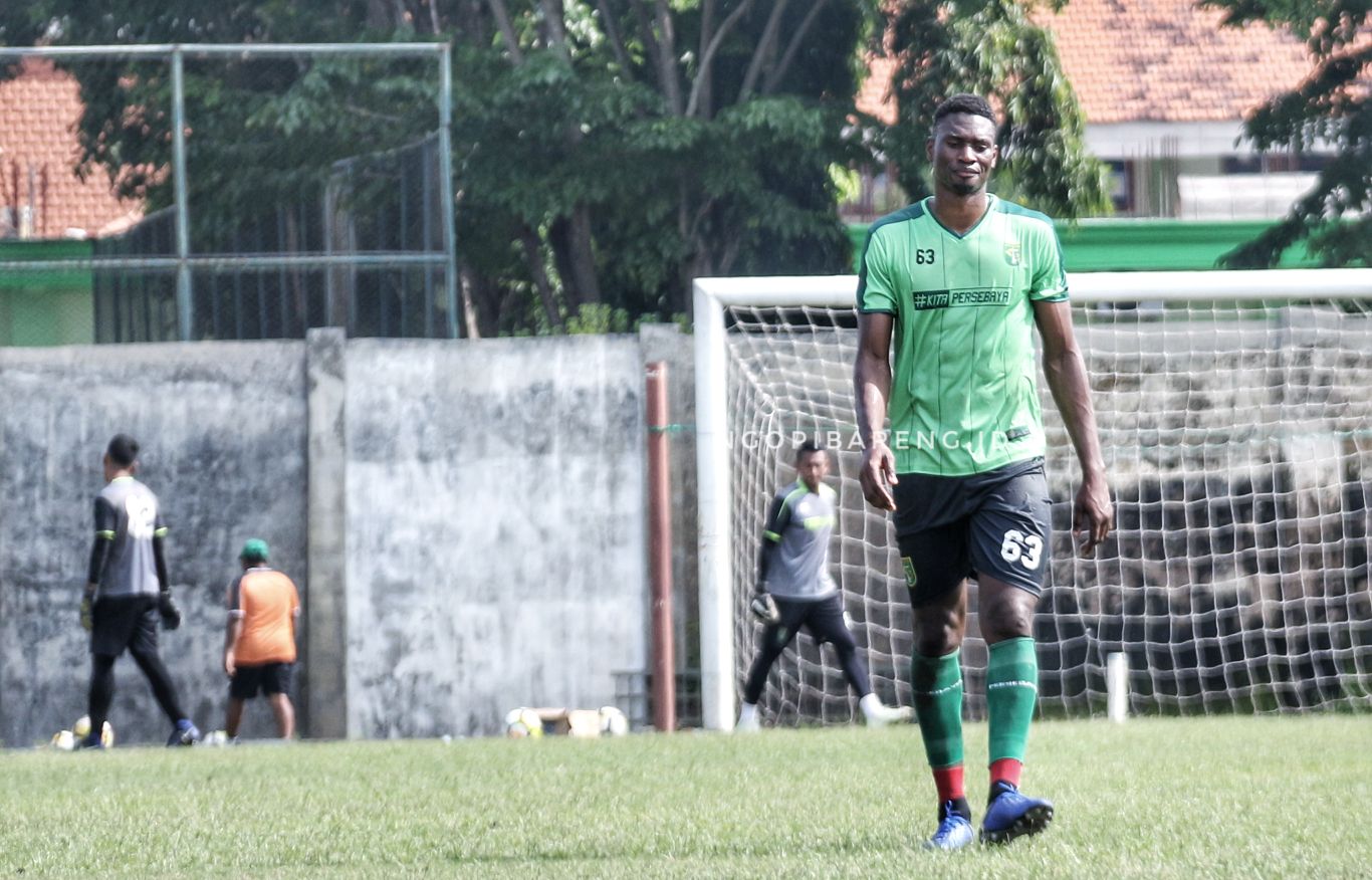 Pemain asing Persebaya, Amido Balde saat latihan di Lapangan Jenggolo, Sabtu 9 Februari 2019. (Foto: Haris/ngopibareng.id)