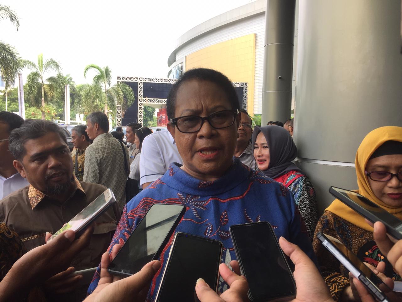 Menteri Pemberdayaan Perempuan dan Perlindungan Yohana Susana Yembise usai menghadiri acara puncak HPN 2019, di Surabaya, Sabtu 9 Februari 2019. (Foto: Farid/ngopibareng.id) 