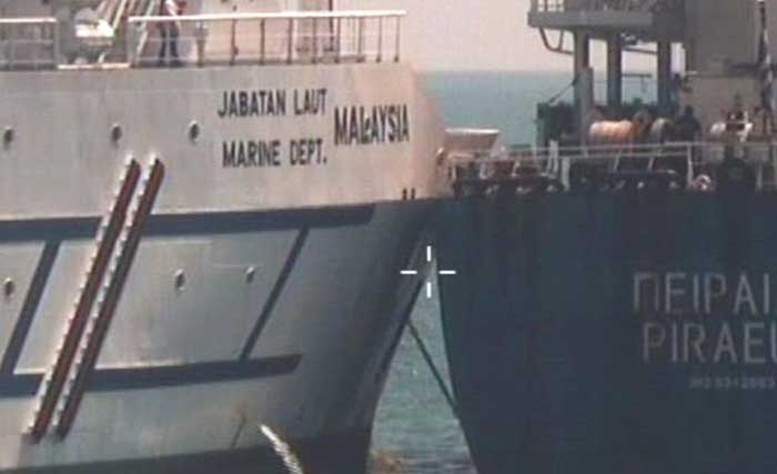 Kapal MV Piraeus (kanan) tabrakan dengan kapal pemerintah Malaysia MV Polaris. (Foto:Straits Times) 