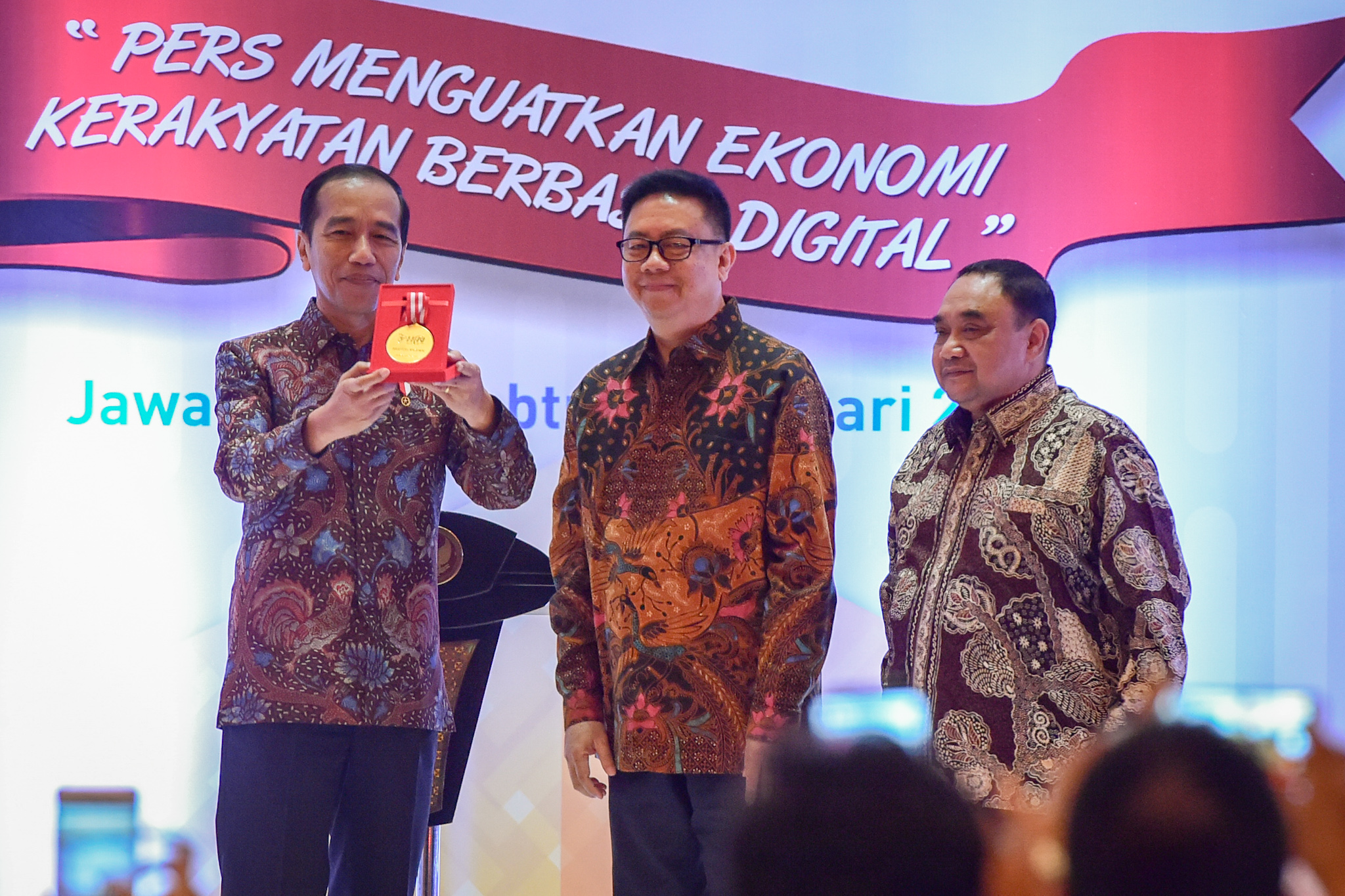 Presiden Joko Widodo (kiri) sat menghadiri puncak peringatan Hari Pers Nasional (HPN) di Surabaya, Sabtu, 8 Februari 2019. (Foto: dok/antara)