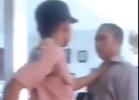 Seorang guru di Gresik mengalami persekusi oleh muridnya di ruang kelas. (Foto: Youtube)