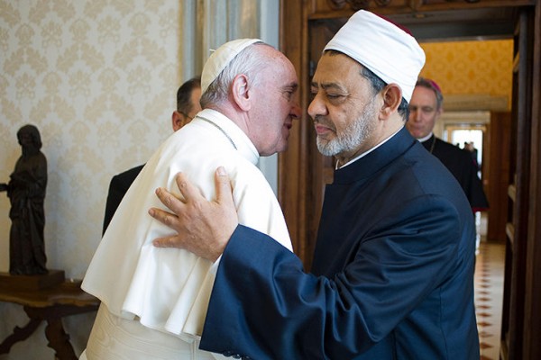 Paus Fransiskus dan Grand Syekh al-Azhar, Syekh Ahmad Al-Thayyeb.(Foto: dok ngopibareng.id)
