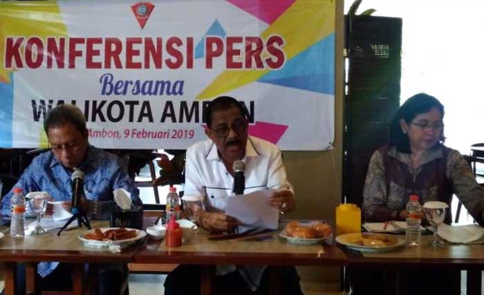 Walikota Ambon Richard Louhenapessy (tengah) didampingi Sekot Ambon, A.G.Latuher dan Kepala Dinas Kesehatan Kota Ambon dr. Wendy Pelupessy memberikan keterangan pers. (FotoTerasMaluku)