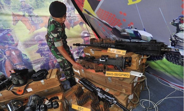 llustrasi: Prajurit TNI AD memperlihatkan sejumlah persenjataan di arena Pameran Alutsista TNI AD di Alun-alun Serang, Banten. (Foto:Antara/Asep Fathulrahman)