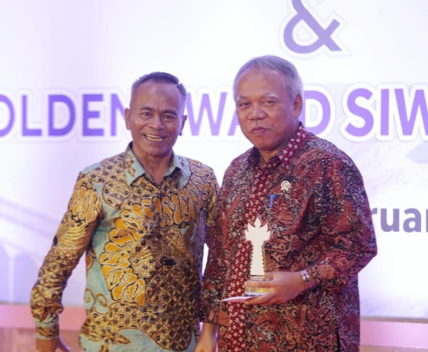 Menteri Pekerjaan Umum dan Perumahan Rakyat Basuki Hadimuljono menerima 2 penghargaan Golden Award SIWO PWI Pusat 2019. Dia diberi penghargaan itu karena dianggap sebagai salah satu Kementerian yang telah menjadi Pendukung Sukses Asian Games dan Asian Para Games 2018.  (Foto: PUPR)
