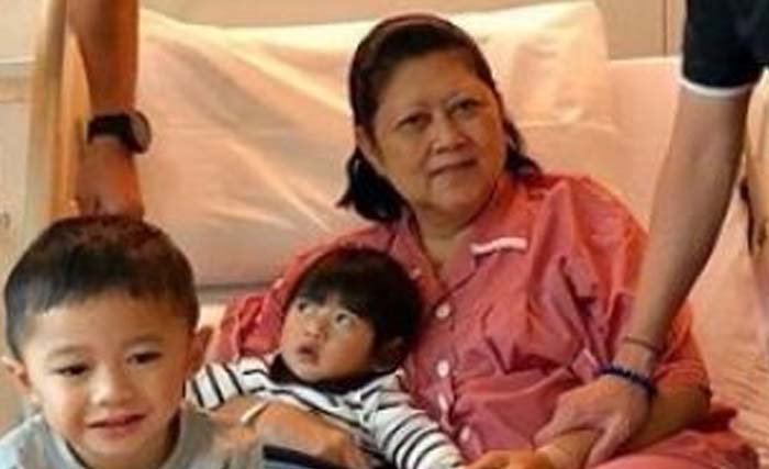 Mantan ibu negara Ani Yudhoyono bersama kedua cucunya di sebuah rumah sakit. (Foto:RakyatkuNews)