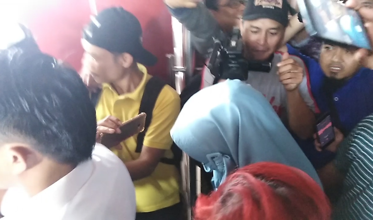 Mulan Jameela usai membesuk Ahmad Dhani di Rutan Klas 1 Surabaya, Medaeng, Sidoarjo, Senin 11 Februari 2019. (foto: farid/ngopibareng.id) 