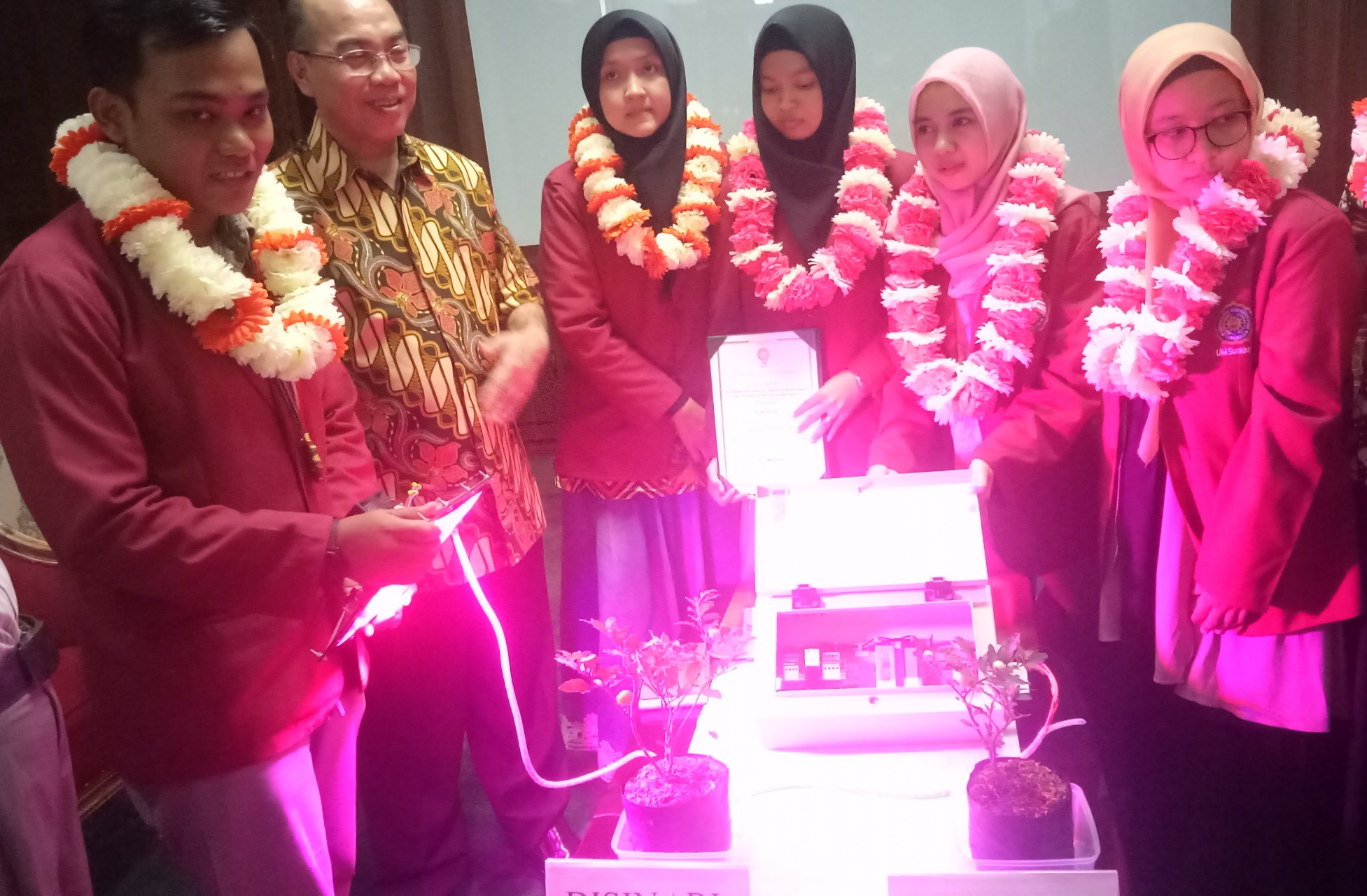Ghois (Kiri)  bersama tim serta didampingi rektor UM Surabaya saat menunjukan inovasi lentera fotosintesis (Foto:Pita/ngopibareng.id) 