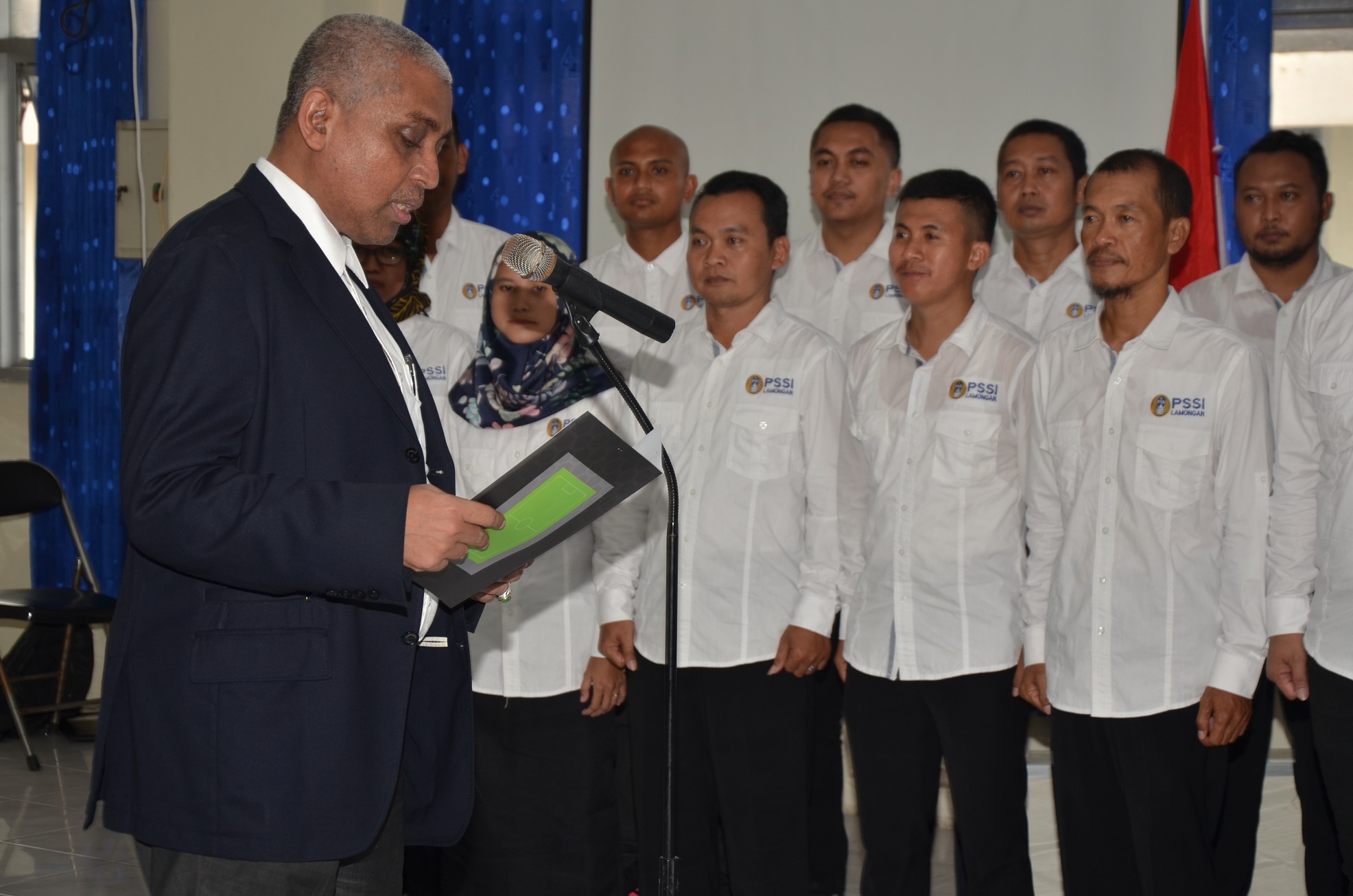 Ketua Asprov PSSI saat melantik pengurus Askab PSSI Lamongan (Foto: Totok/ngopibareng.id)