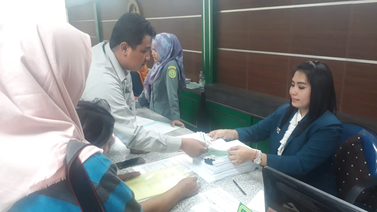 Mega Mayang Mustika (35th) dan Riska Darmawanti (35th) melalui kuasa hukumnya Abdul Fatah dan  Rulli Mustika Adya, mendaftarkan gugatannya ke Pengadilan Negeri (PN) Surabaya, Senin 12 Februari 2019.  (Foto: Farid/ngopibareng.id)