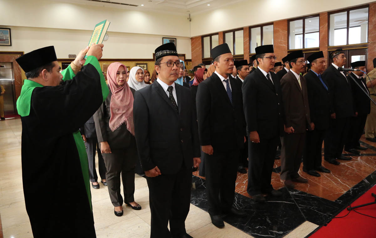 Sebanyak 55 pejabat struktural secara resmi dilantik oleh Wali Kota Surabaya Tri Rismaharini di Lobby Lantai II Balai Kota, Senin, 11 Februari 2019. (Foto: Istimewa) 