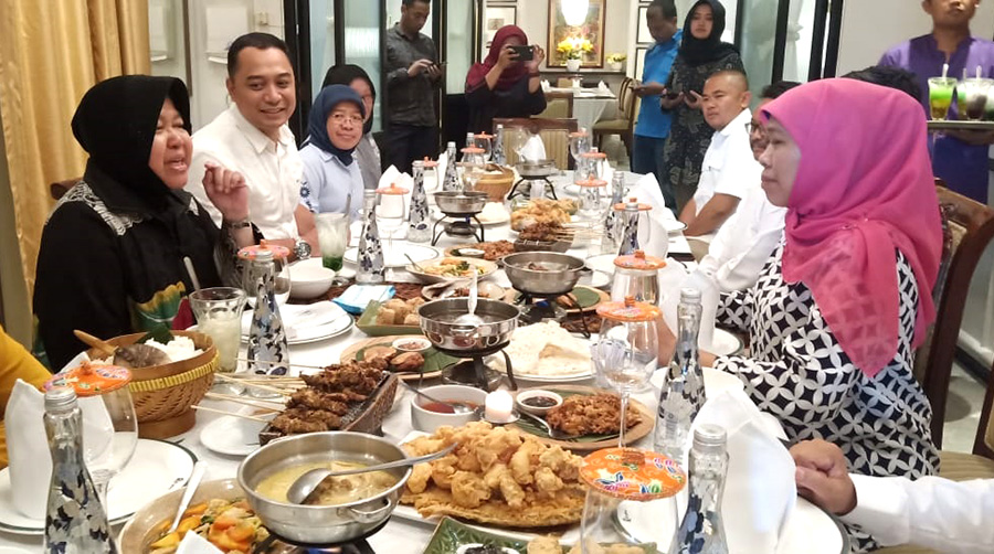 Risma dan Khofifah menggelar pertemuan sanrai di salah satu restoran Surabaya, Senin, 11 Februari 2019. (foto: Istimewa) 