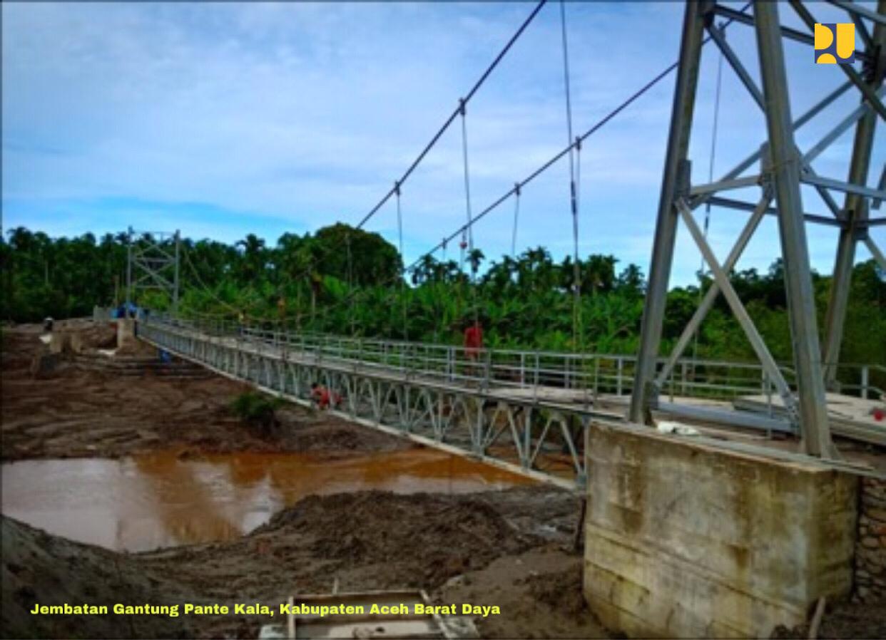 Salah satu jembatan gantung yang dibangun oleh Kementerian PUPR di Aceh. (Foto: Birkom Kemen PUPR)