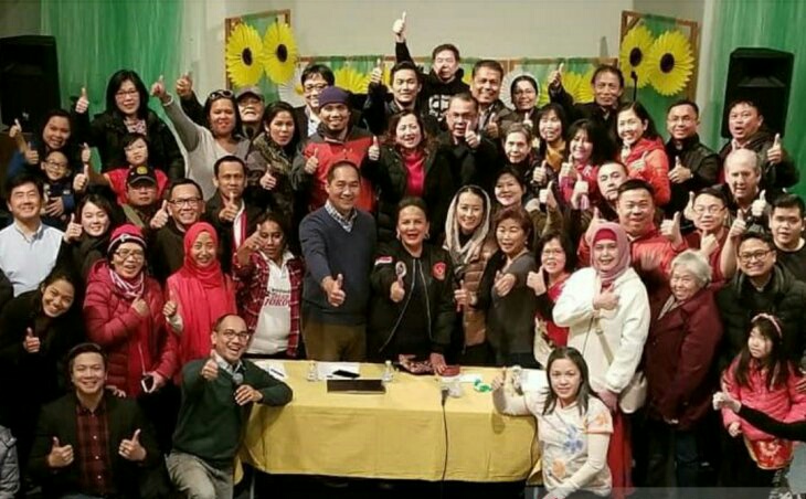 Rombongan Tim Kampanye Nasional (TKN) Jokowi-Ma'ruf Amin yang dipimpin Muhammad Lutfi dan aktris Christine Hakim berfoto bersama dengan WNI du Philadelphia, Amerika Serikat, Minggu 10 Februari 2019 waktu setempat.  (Foto: Antara)