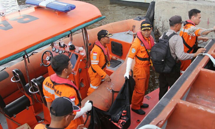 Ilustrasi - Petugas SAR mengangkat kantong jenazah berisi korban kapal tenggelam setelah dievakuasi melalui jalur laut di Pelabuhan Vokala Pelindo I Dumai, di Dumai, Riau, Rabu 5 Desember 2018. (Foto: Antara/Aswaddy Hamid/kye)