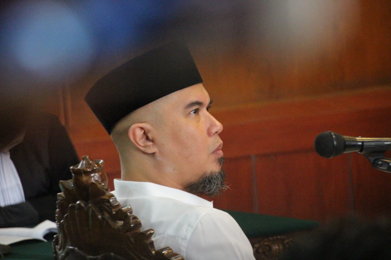 Ahmad Dhani saat menjalani persidangan di PN Surabaya, Selasa, 12 Februari 2019. (Foto: Farid/ngopibareng.id) 