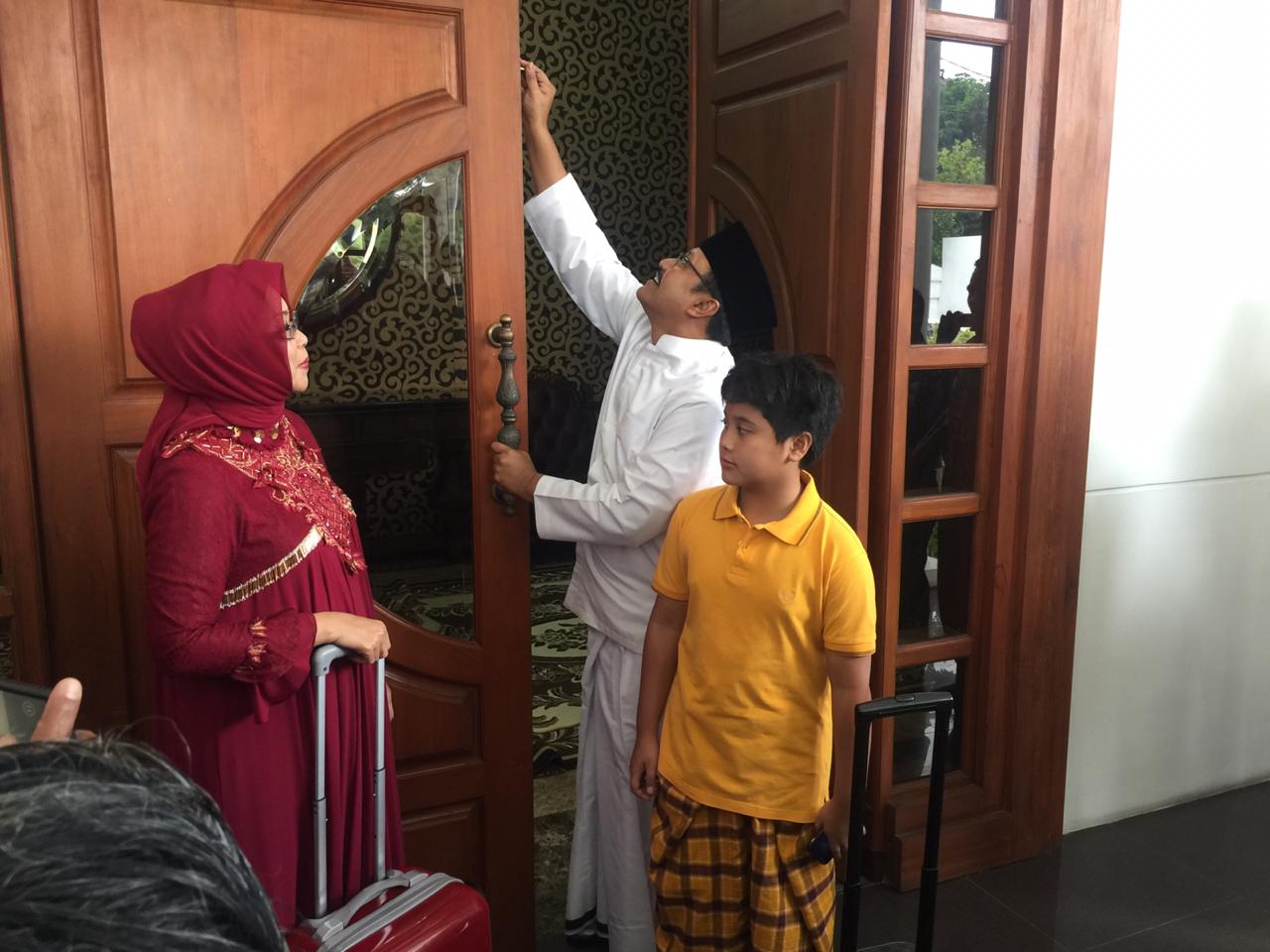 Saifullah Yusuf (Gus Ipul) menutup pintu rumah dinasnya sebagai wakil gubernur ditemani istri, Fatma Saifullah Yusuf dan anak ke empat Farelino Ramadhan, Selasa 12 Februari 2019. (Foto: Ngopibareng.id)