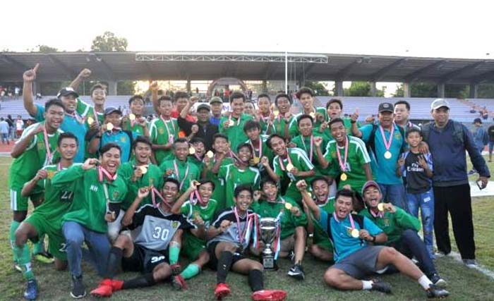 Tim Persebaya U-17 usai menjuarai Piala Suratin U-1t PSSI Jatim. (Foto:SuryaKabar)