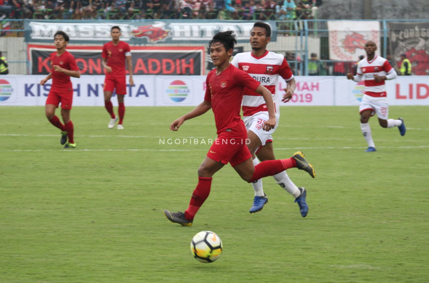 Timnas Indonesia U-22 vs Madura United. (fotov Haris/ngooibareng.id)
