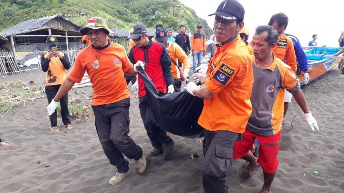 Proses evakuasi korban terseret arus laut di Pantai Payangan, Ambulu, Jember. (Foto: Antara)