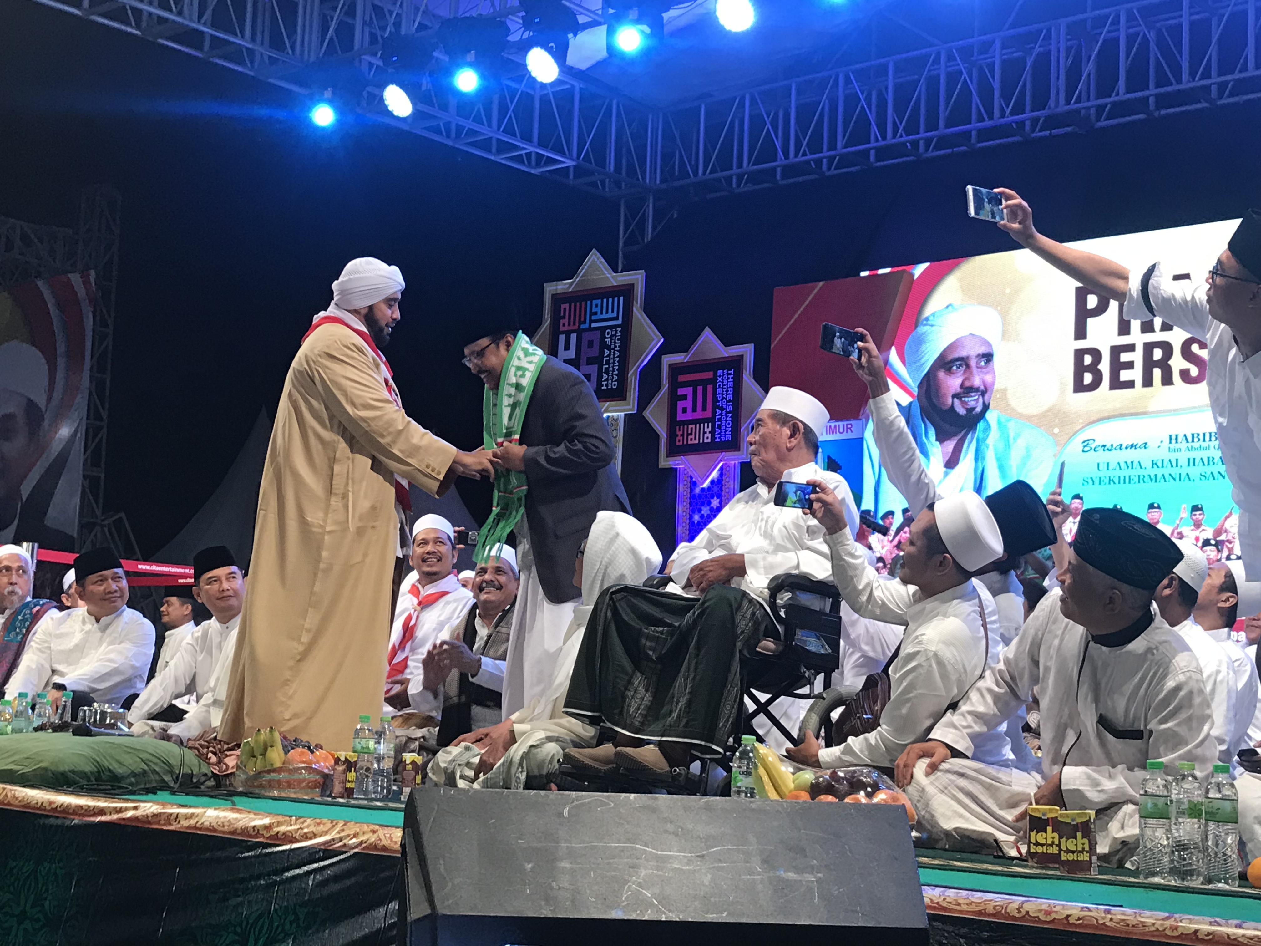 Habib Syech Abdul Qodir Assegaf Mengalungkan Shal Syekermania pada Saifullah Yusuf (Gus Ipul) di acara Pramuka Bersholawat, Selasa, 12 Februari 2019. (Foto: Taufik/Ngopibareng.id)