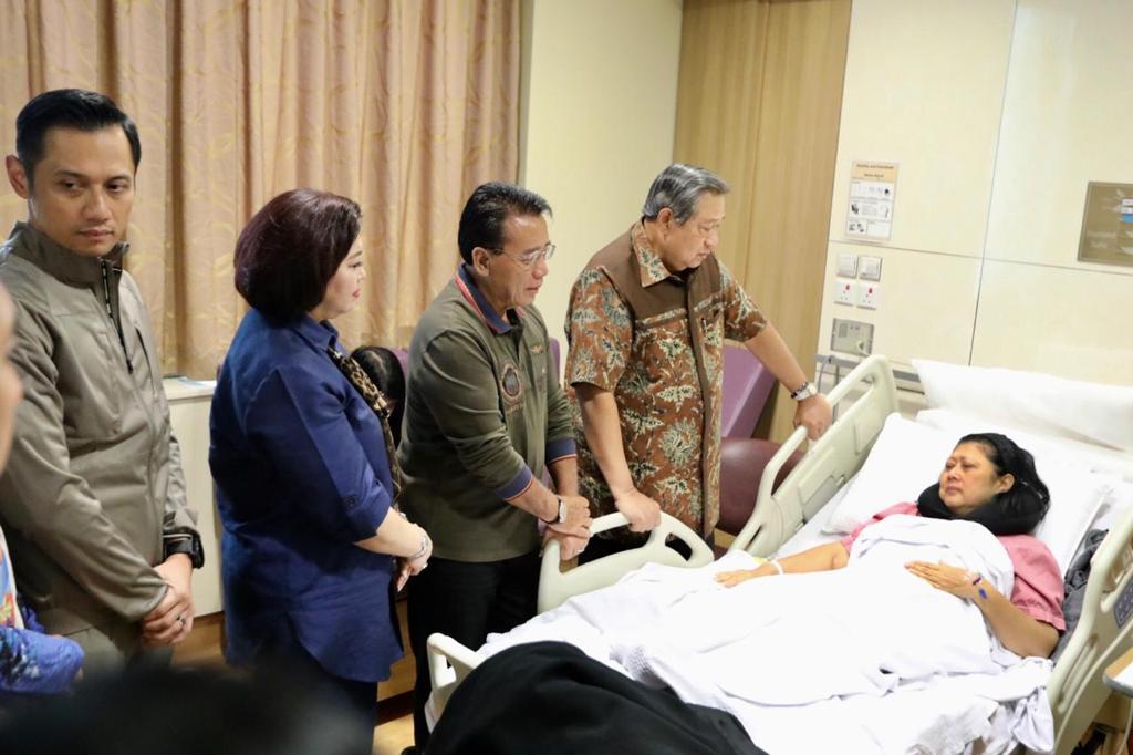 Ibu Ani Yudoyono sedang dikunjungi Pak SBY dan  mantan Panglima TNI Joko Suyanto (Foto:  Istimewa).