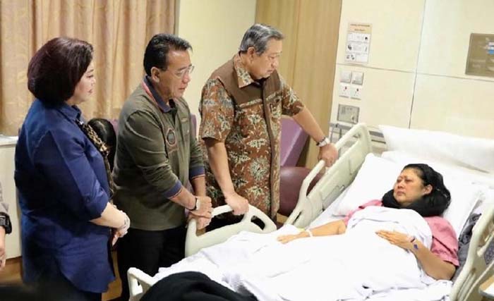 Mantan Panglima TNI Marsekal (purn) Djoko Suryanto dan istri menjenguk Ibu Ani di National Universtiy Hospital Singapura. (Foto:Antara)