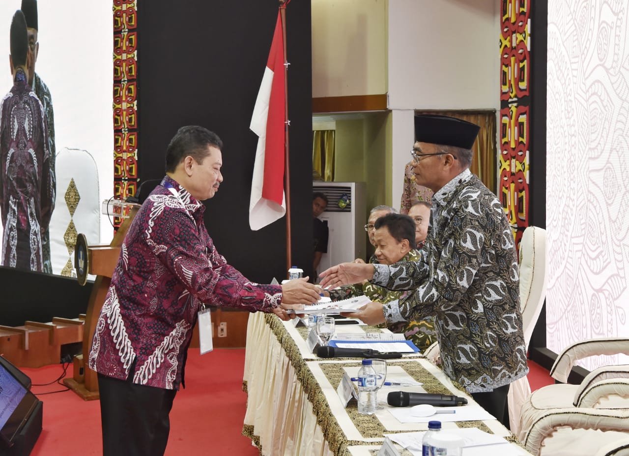 Mendikbud Muhadjir Effendy menerima hasil RNPK 2019 dari Sekjen Kemendikbud. (Foto: Asmanu/ngopibareng.id)