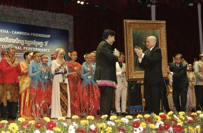 Guruh Soekarno Putra (kiri) memberikan tanda mata berupa lukisan dari Indonesia kepada Raja Kamboja Norodom Sihamoni (kanan), Rabu, 13 Februari 2019. (Foto: Antara)