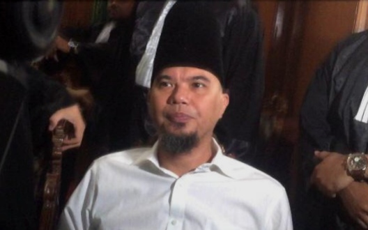 Ahmad Dhani sesaat sebelum jalani sidang di Pengadilan Negeri Surabaya, Kamis, 14 Februari 2019. (foto: farid/ngopibareng.id) 