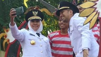 Gubernur dan wakil gubernur diarak kelilig Surabaya. (Foto: antara)