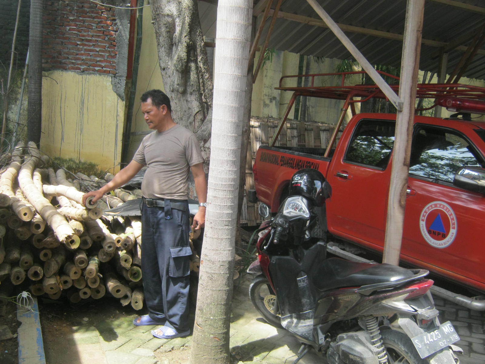 Batangan bambu, sebagian dari logistik yang disiapkan BPBD Lamongan menanggulangi banjir (Foto:Totok/ngopibareng.id)