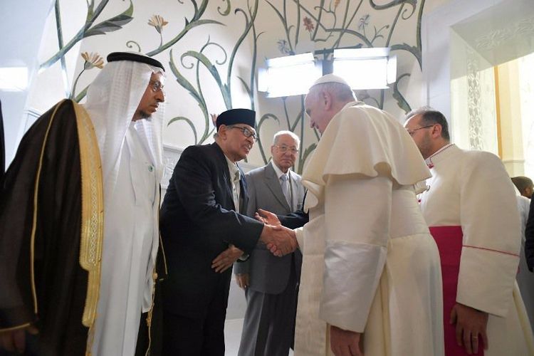 M Quraish Shihab, sebagai anggota Majelis Hukama’ Al-Islam atau Moslem Elders Councils di Abu Dhabi. Ia bertemu Syaikh Al-Azhar Muhammad Tayeb dan Paus Fransiskus. (Foto: dok ngopibareng.id)