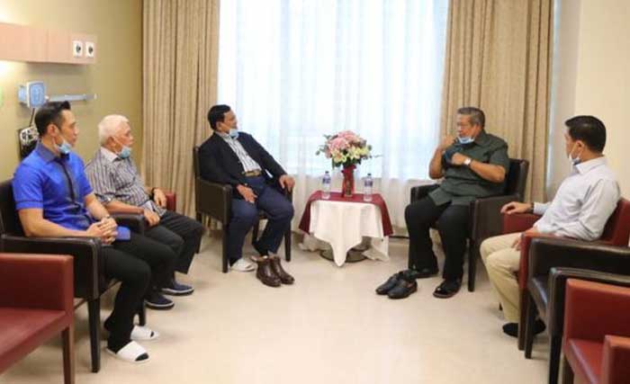 Prabowo Subianto saat berbincang dengan  Susilo Bambang Yudhoyono di National University Hospital, Singapura, Kamis kemarin. (Foto:Istimewa)