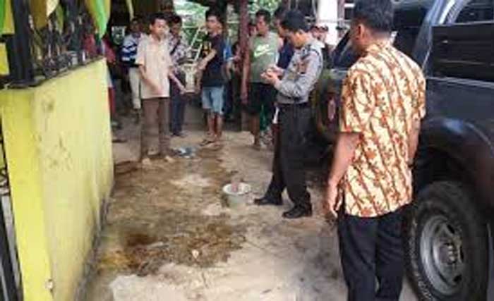 Polisi olah TKP granat meledak di rumah warga Desa Ciaruteun Ilir, Kecamatan Cibungbulang, Kabupaten Bogor, Jabar, kemarin. (Foto:Sindo)