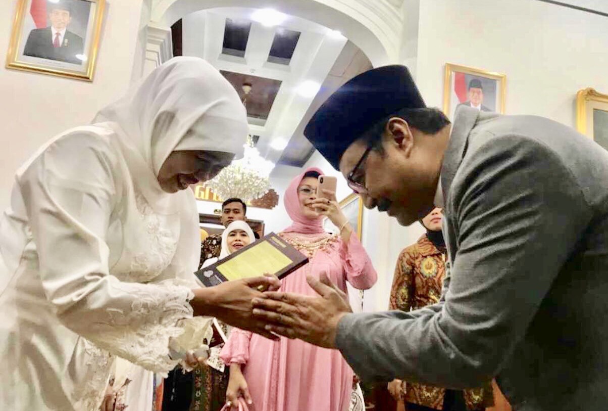 Gus Ipul disambut Khofifah Indar Parawansa saat syukuran gubernur baru di Grahadi, Surabaya, Kamis malam (14/2/2019). (Foto Taufik/ngopibareng.id)