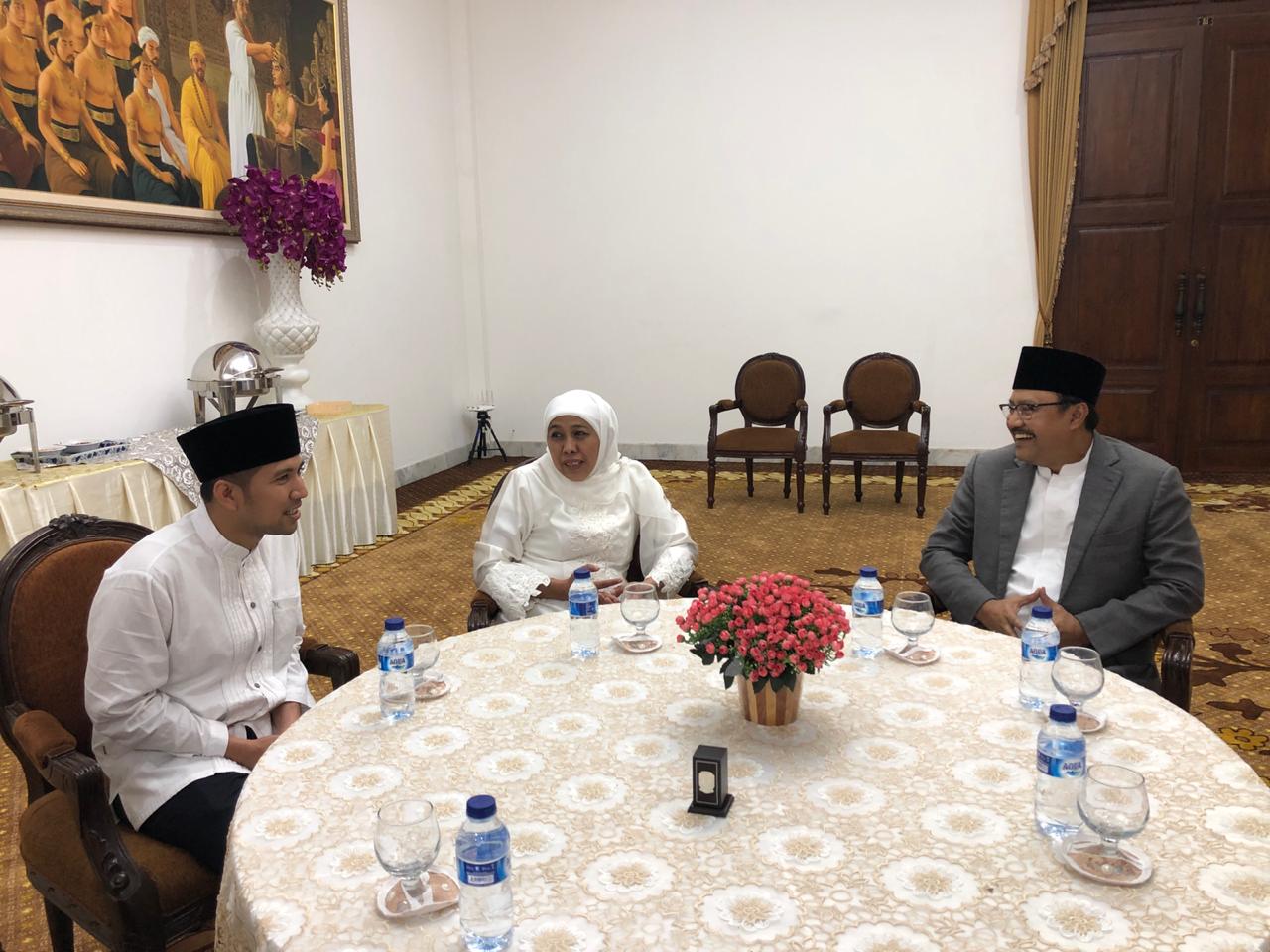 Gus Ipul, Khofifah dan Emil Dardak duduk satu meja di Gedung Negara Grahadi Surabaya. (Foto: Istimewa)