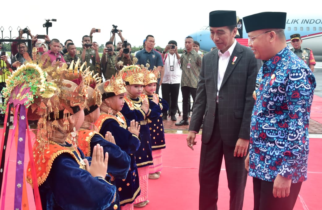 Presiden saat tiba di Bandara Fatmawati Bengkulu. (Foto: Setpre)
