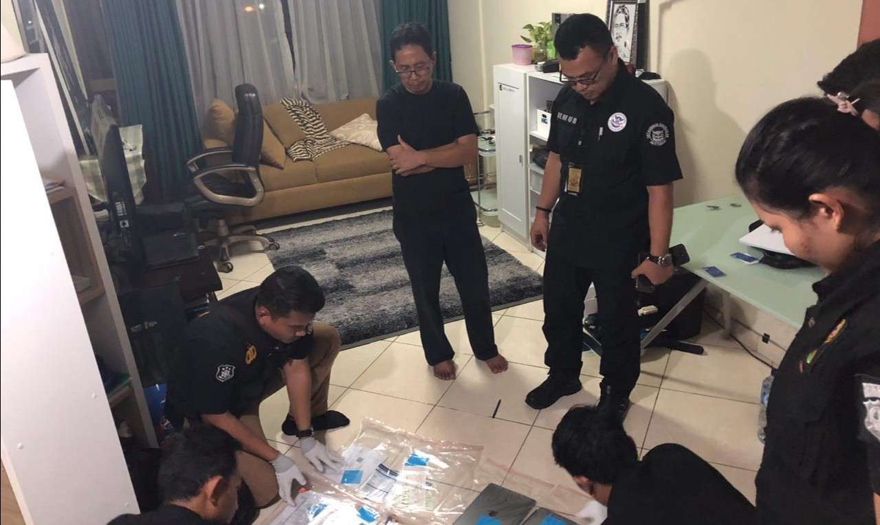 Satgas Anti Mafia Bola menggeledah apartemen Taman Rasuna milik Plt Ketua Umum PSSI, Joko Driyono, Kamis, 14 Februari 2019 malam. (Foto: Istimewa)