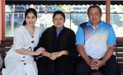 Ani Yudhoyono berjuang melawan kanker darah di rumah sakit di Singapura.