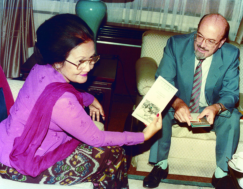 Ny Nani Soedarsono (almarhumah), semasa sebagai menteri bersama seorang duta besar di Jakarta. (Foto: nanisoedarsono.com)